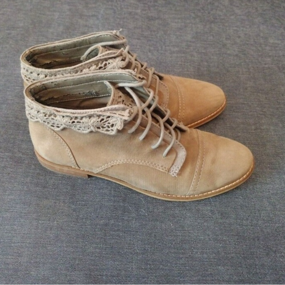 Gianni Bini Women's Tan Lace-Up Ankle Boots 8